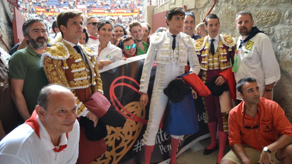 Algunos peñistas junto a Roca Rey, Juli y Manzanares el pasado sábado