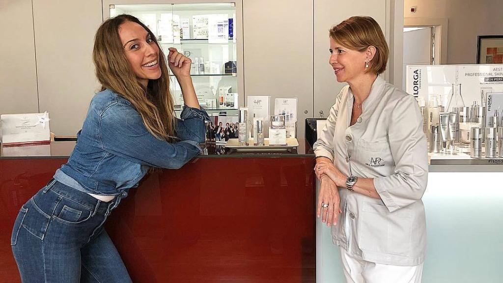 Mónica Naranjo con la Doctora Natalia Ribé.