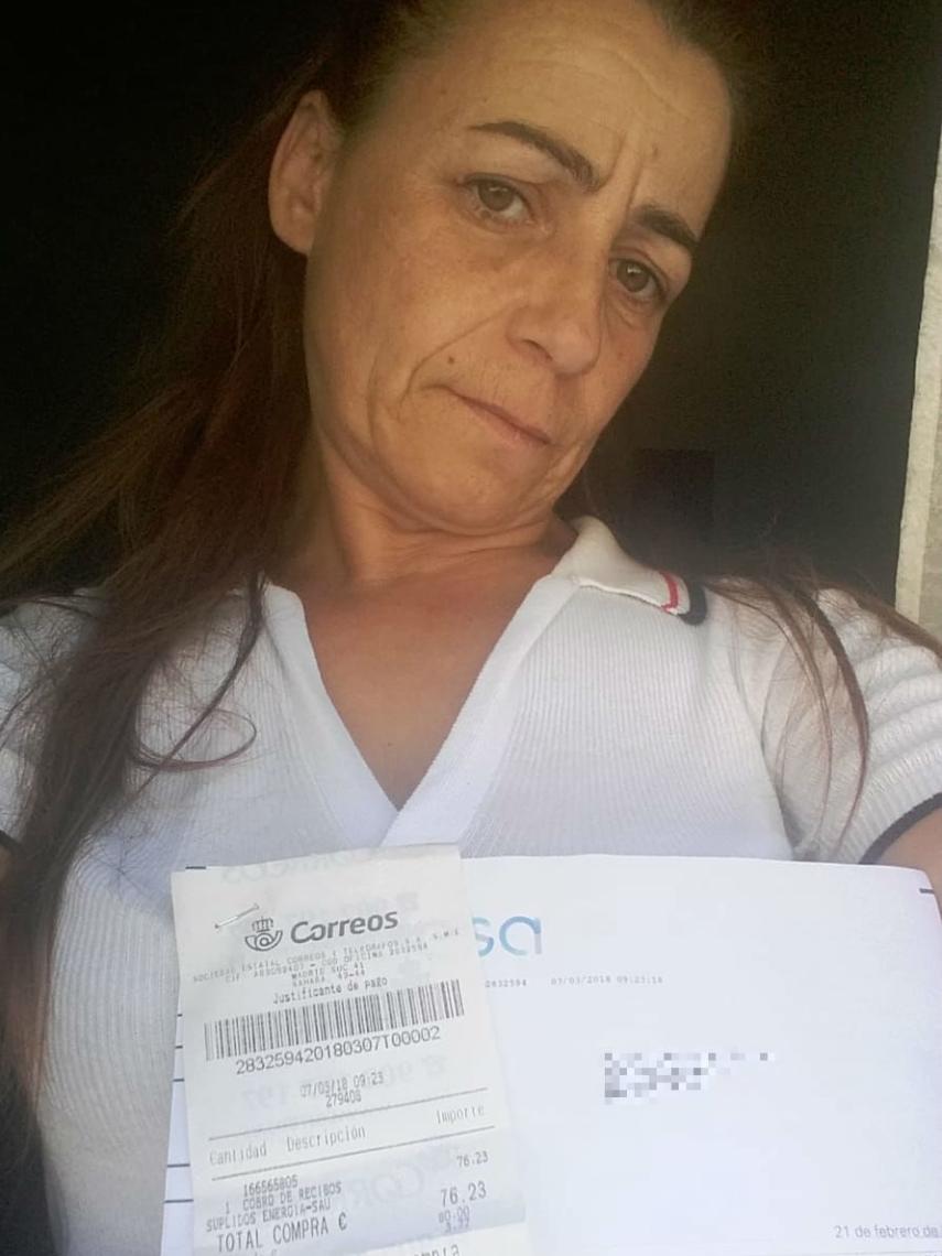 Alicia no recibe ayudas ni públicas ni privadas, su única solución es pagar las facturas a plazos.