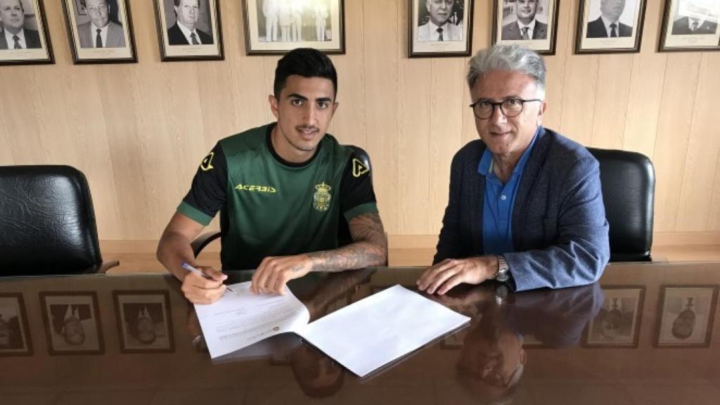 Toni Segura firma su nuevo contrato. Foto: udlaspalmas.es