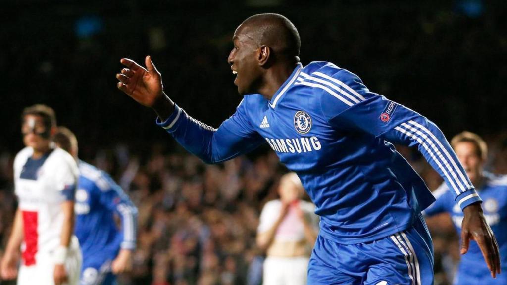 Demba Ba, durante un partido con el Chelsea