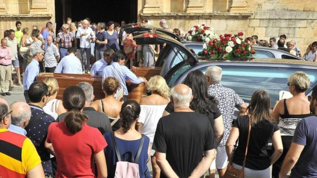 Multitudinaria despedida en Riudoms a los dos ciclistas fallecidos