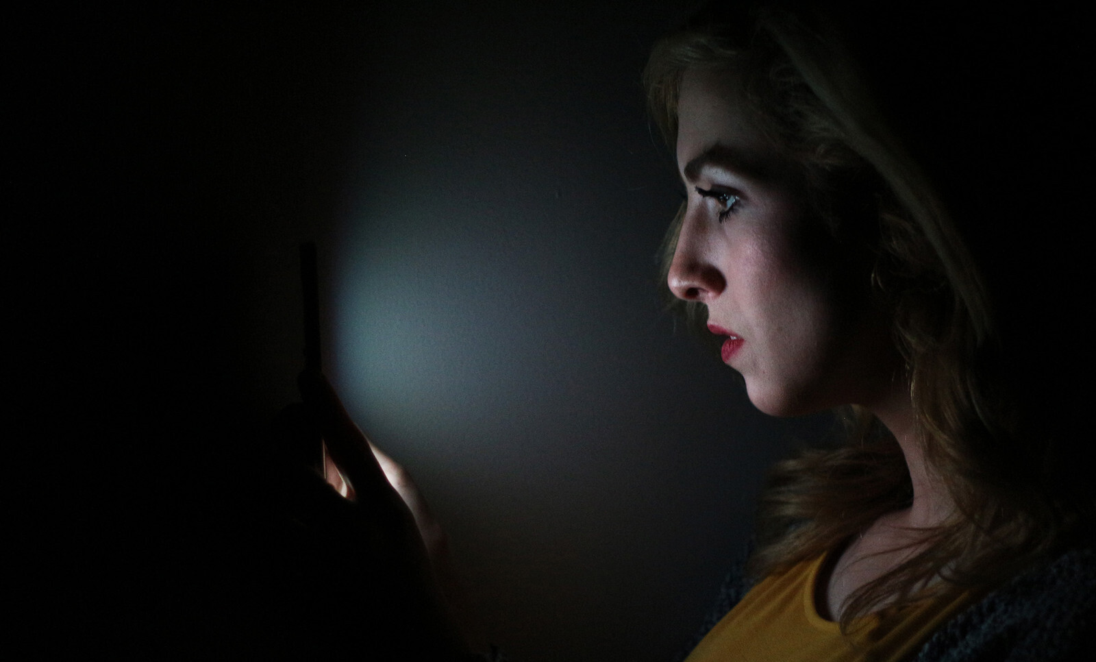 usando el movil de noche