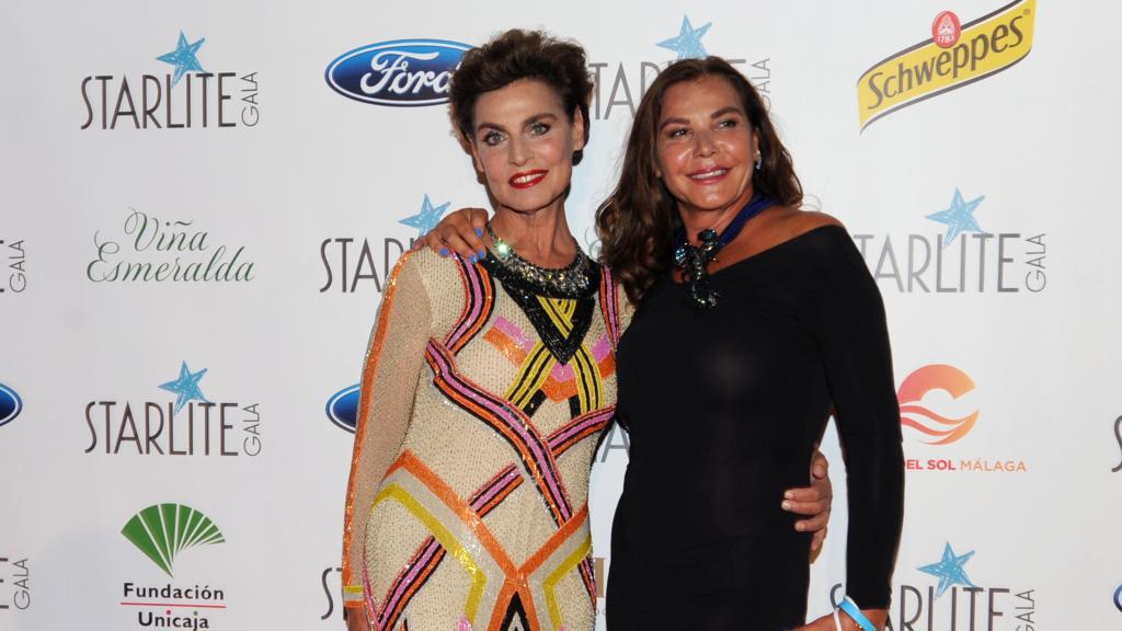 La italiana posando junto a una amiga a la llegada a Starlite.