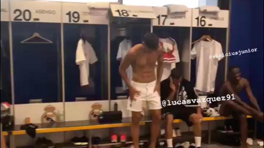 Marcos Llorente, Lucas Vázquez y Vinicius, en el vestuario del Real Madrid