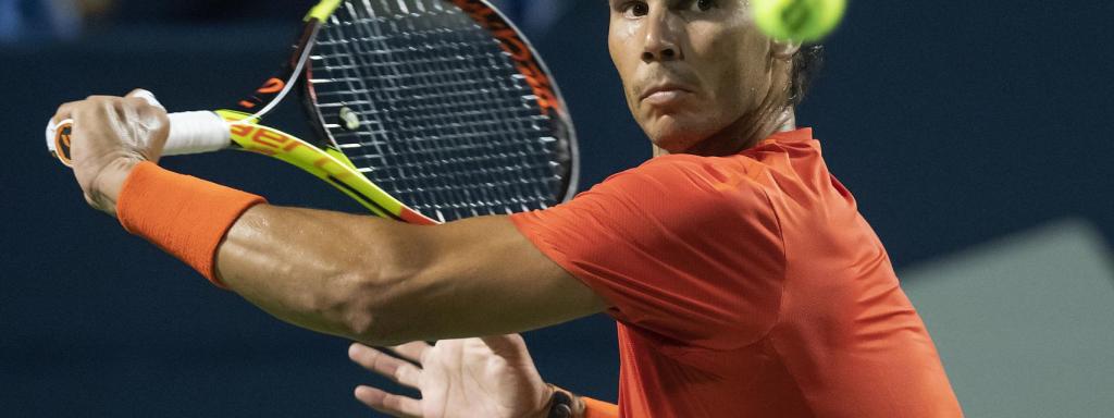 Nadal, golpeando un revés cortado ante Khachanov en Toronto.