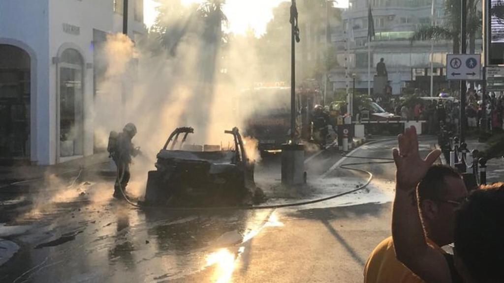 El coche calcinado en Puerto Banús (Marbella).