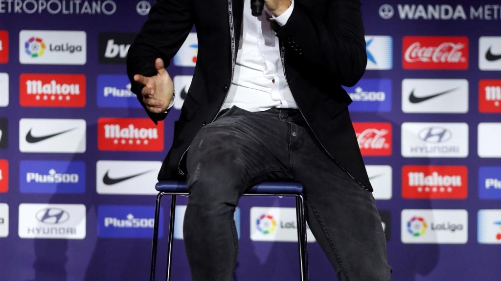 Arias hablando durante su presentación con el Atlético