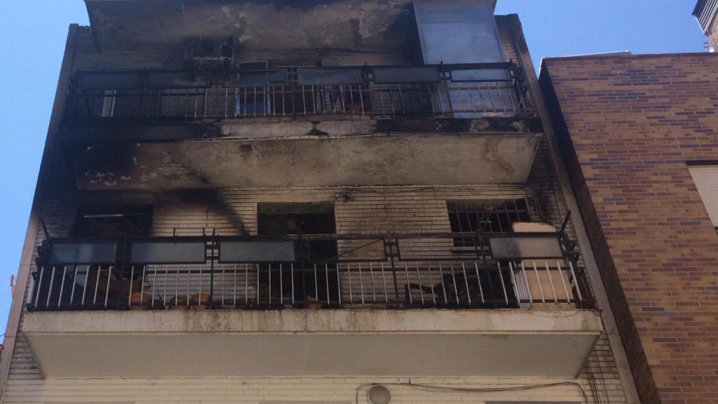 Los pisos superiores del edificio han quedado totalmente calcinados
