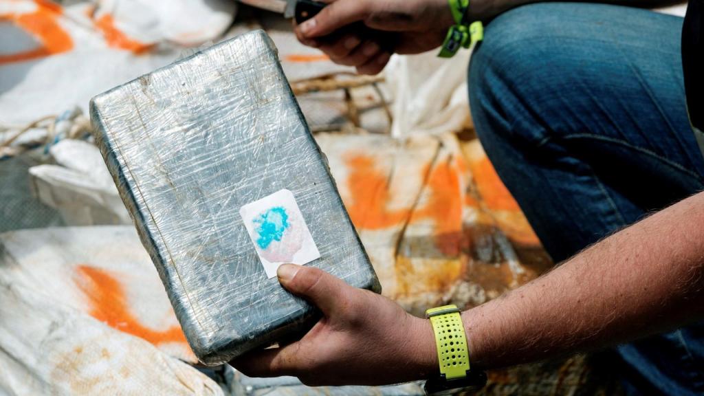 Un agente de la Policía Nacional comprueba la pureza de la droga incautada.