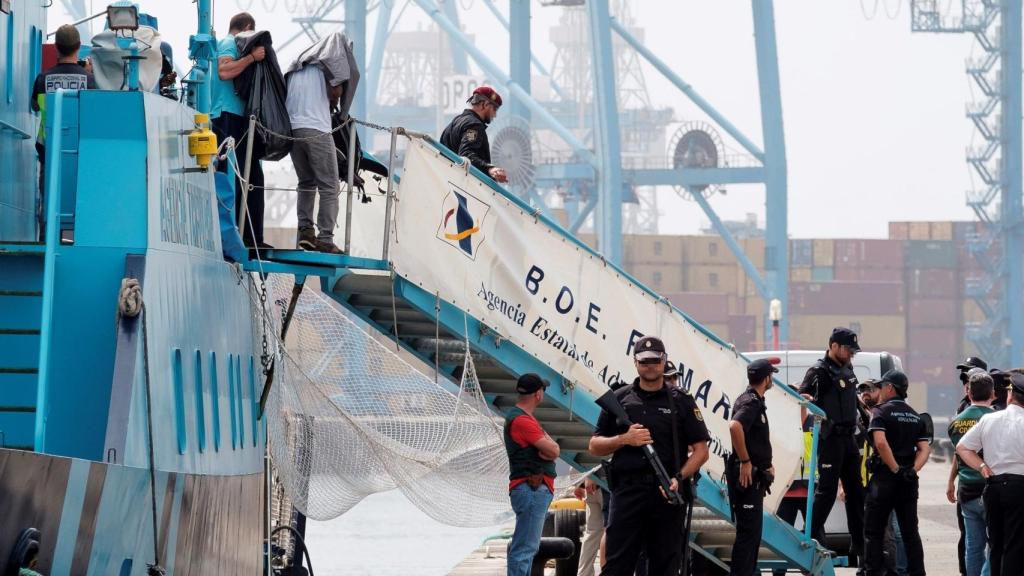 El barco Titán Tercero esta mañana al puerto de Las Palmas de Gran Canaria.