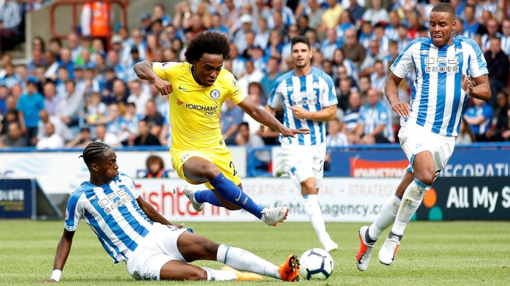 Willian disputa un balón durante un encuentro de la Premier League