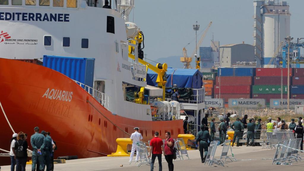 Refugiados del 'Aquarius' desembarcan en el puerto de Valencia.