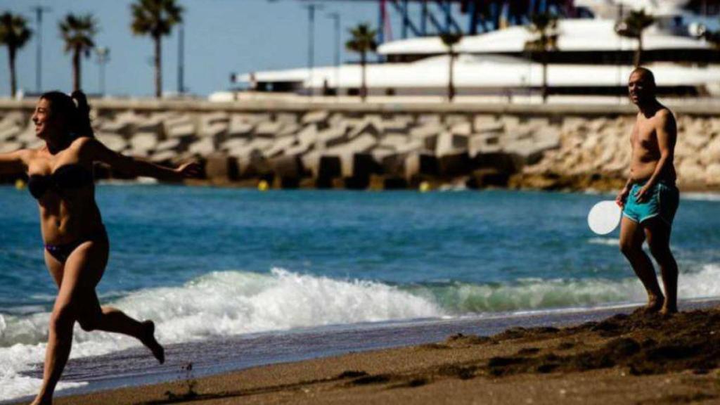 Una pareja jugando a las palas.