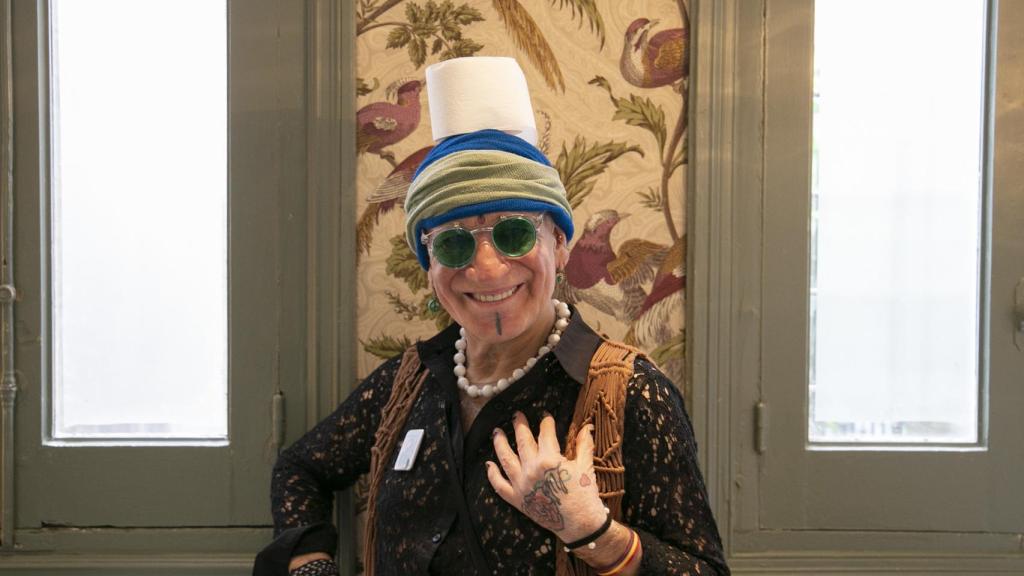 Paco Clavel posa con un rollo de papel higiénico en la cabeza.