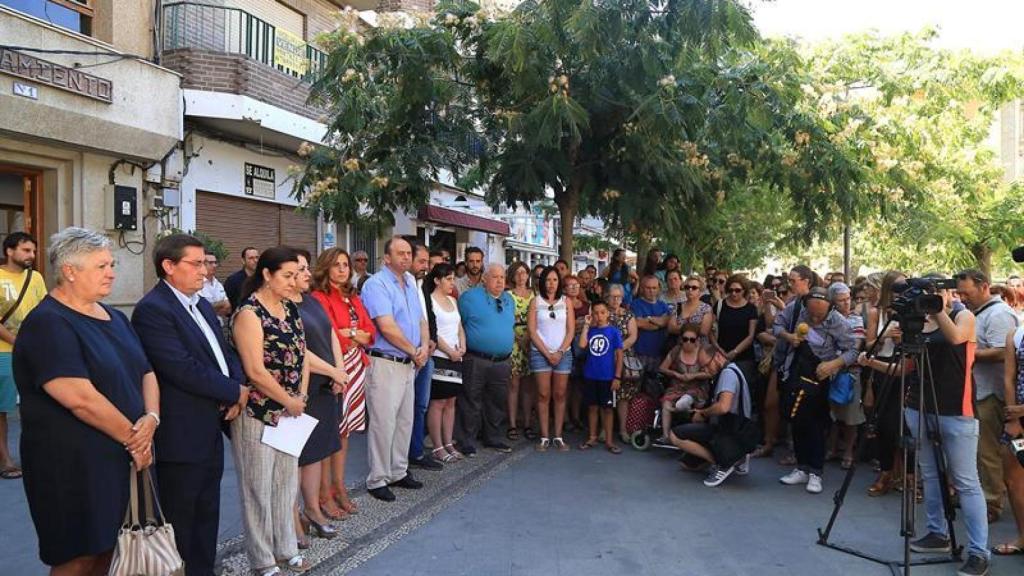 Los vecinos de Dúrcal muestran su repulsa tras el fallecimiento de Leyre por violencia de género.