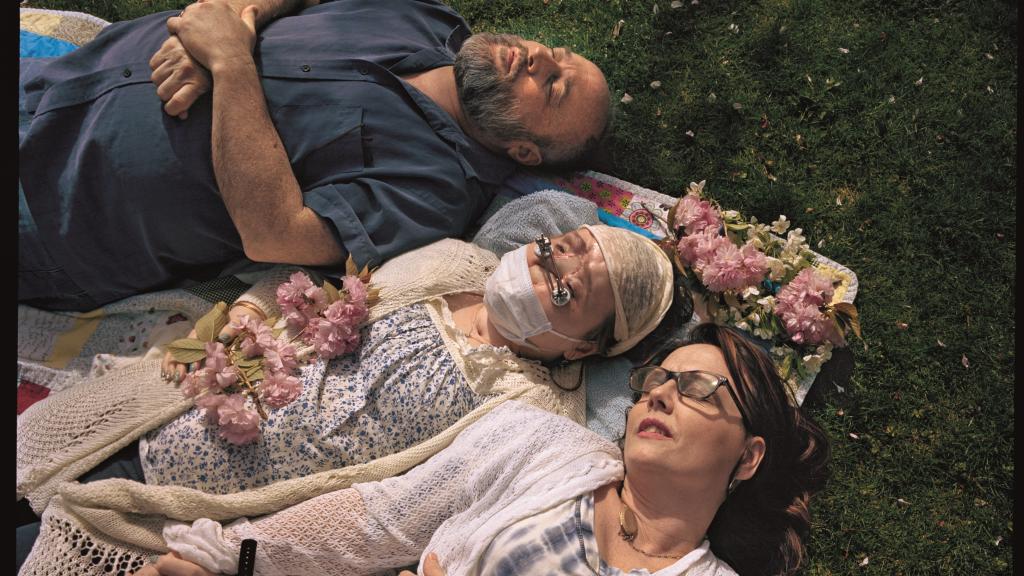 Katie y sus padres, Robb y Alesia Stubblefield, disfrutan de una siesta en un parque próximo al Cleveland Clinic.
