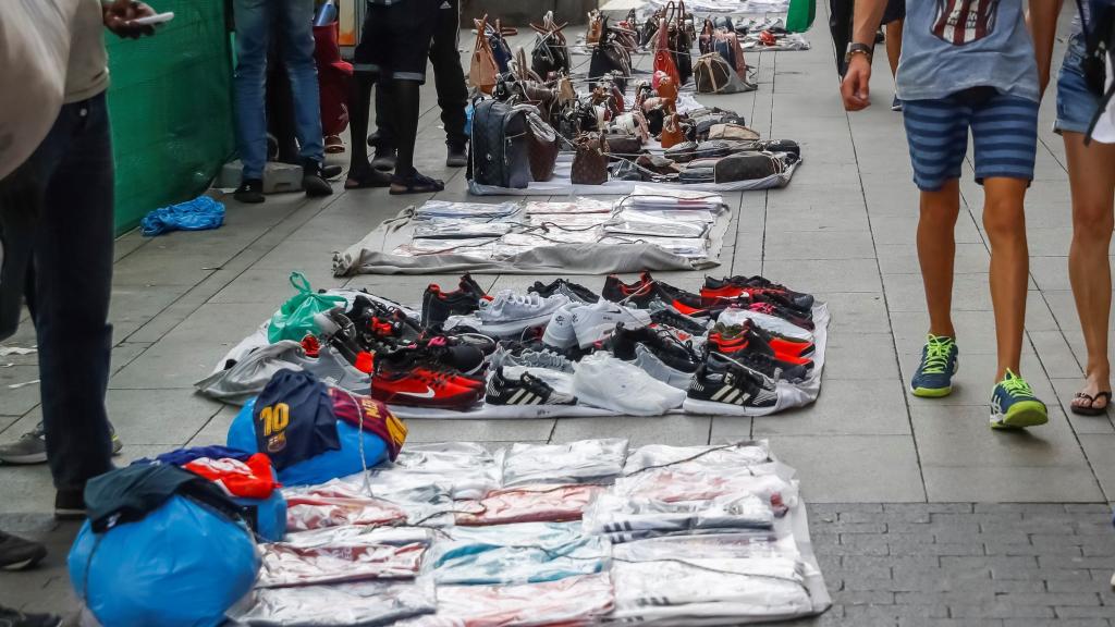 Manteros en las aceras de Gran Vía en Madrid.