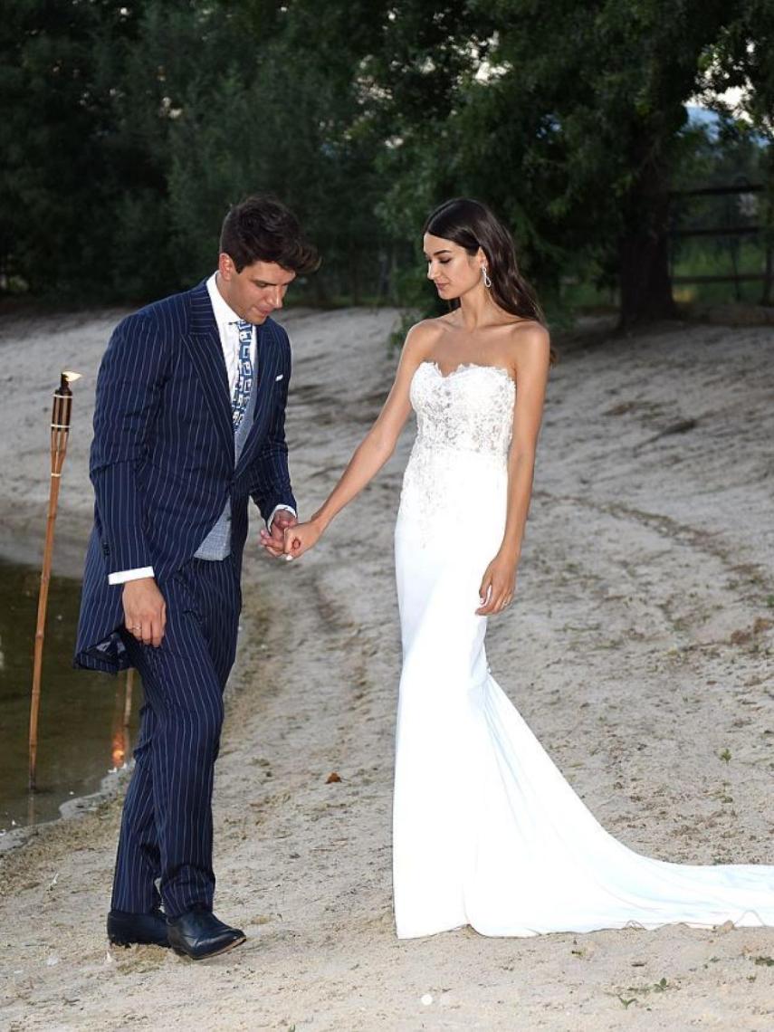 Diego y Estela, en su polémica boda.