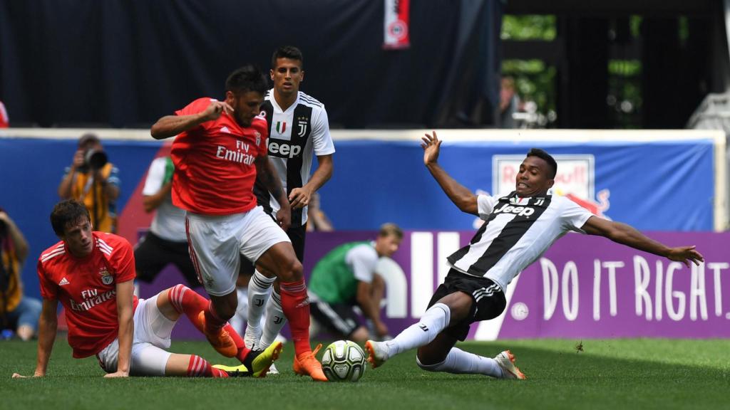 Alex Sandro durante un partido de la ICC