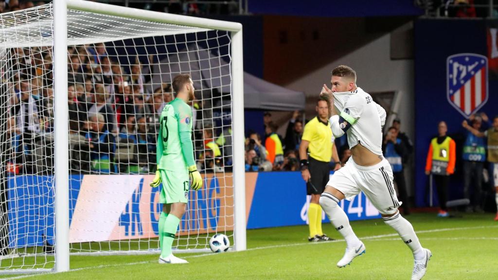 Sergio Ramos celebra su gol tras marcar el penalti