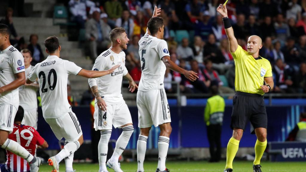 Szymon Marciniak amonesta a Marco Asensio