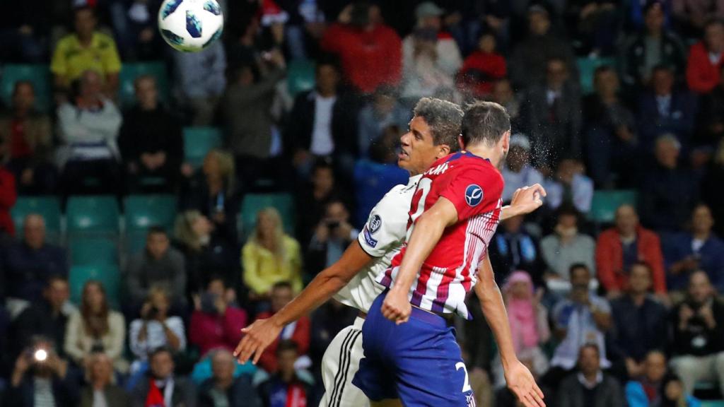 Varane salta a por un balón frente a Godín