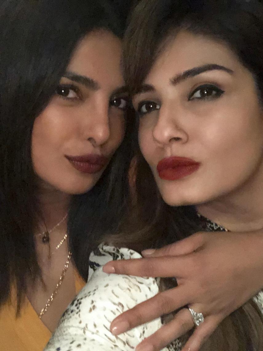 Priyanka muestra su anillo junto a Raveena.