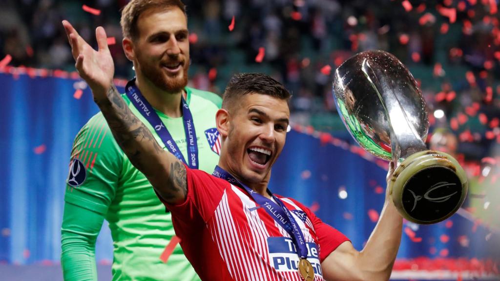 Lucas Hernández celebra la Supercopa.