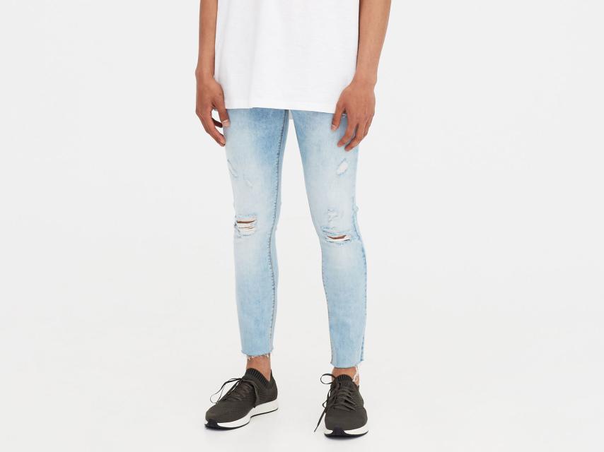 Pantalón pitillo de Pull&Bear, 19,99 euros.