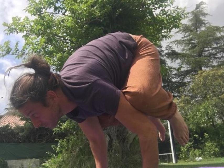 Arturo practicando yoga.