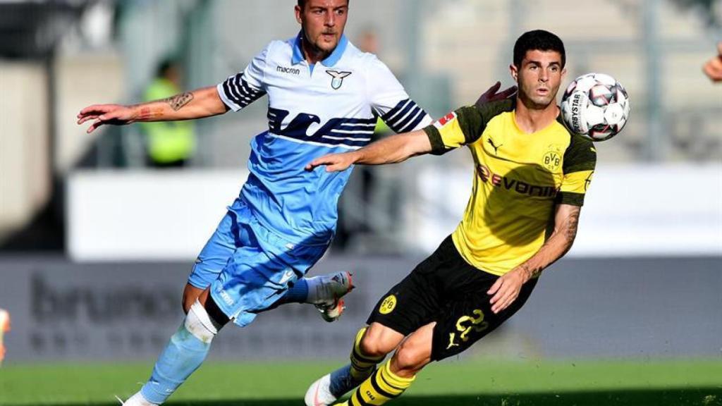 Milinkovic-Savic pelea un balón con Pulisic en un amistoso