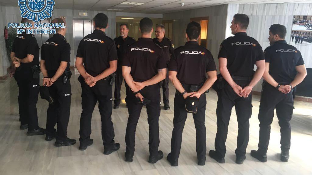 En la foto, el jefe superior de Andalucia Occidental y el comisario de Dos Hermanas (jefe provincial actual) felicitan a los funcionarios de Écija y Dos Hermanas intervinientes en la operación.