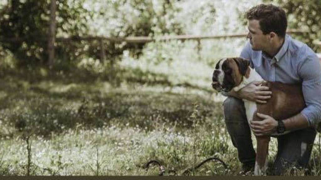 El periodista Álvaro García, ahora detenido, en una foto con su perro