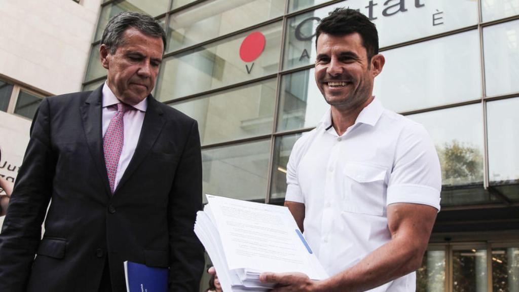 Javier Sánchez junto a su abogado, Fernando Osuna.  Gtres.