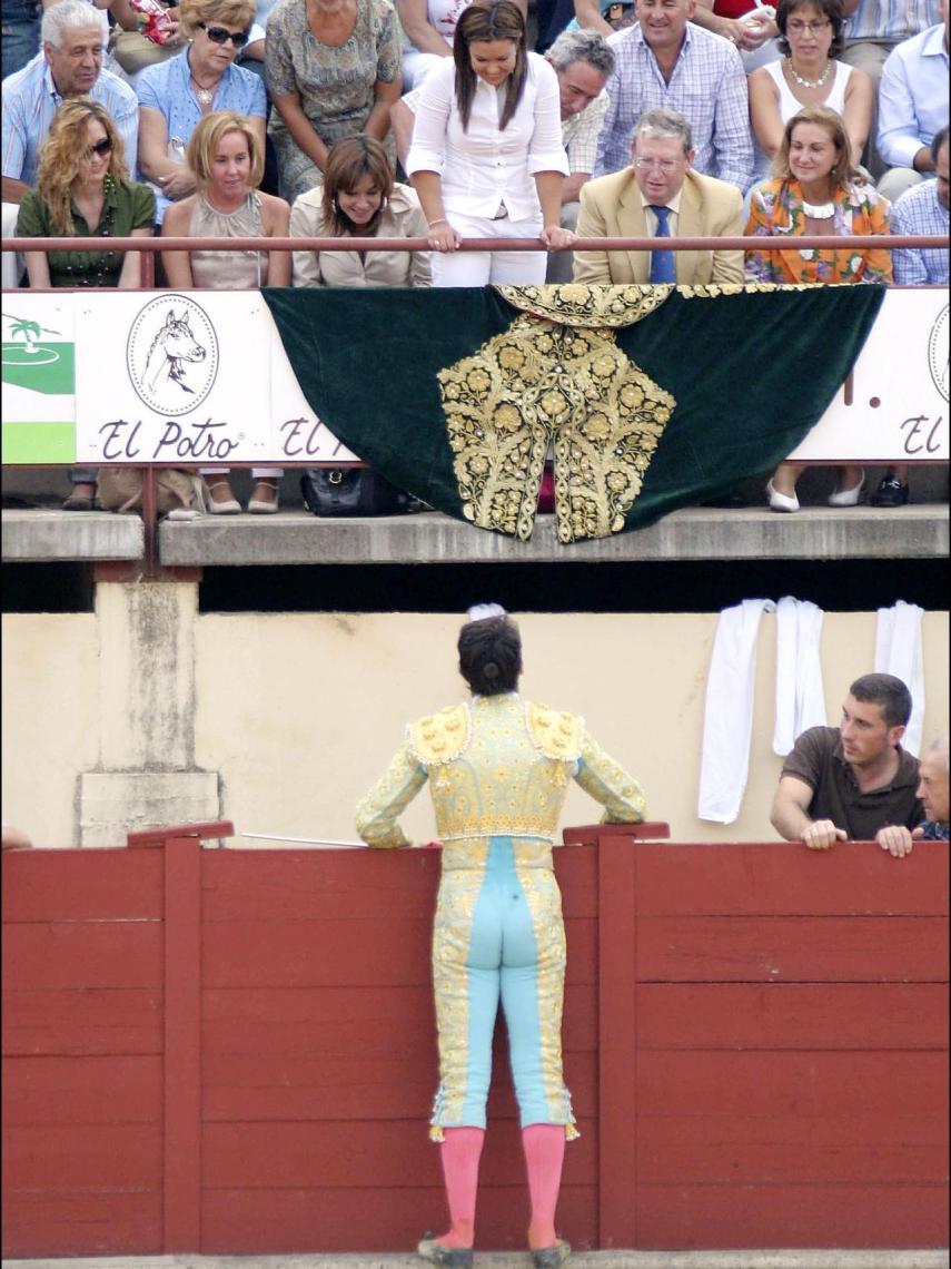 Jesulín mirando hacia su mujer, María José Campanario.
