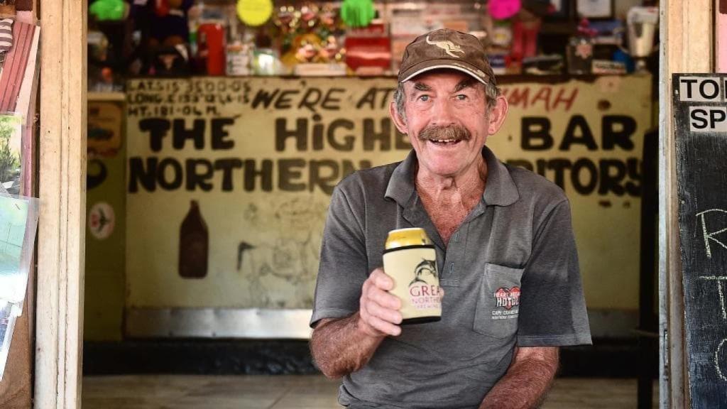 El desaparecido Paddy Moriarty con su cerveza en la puerta del Pink Panter