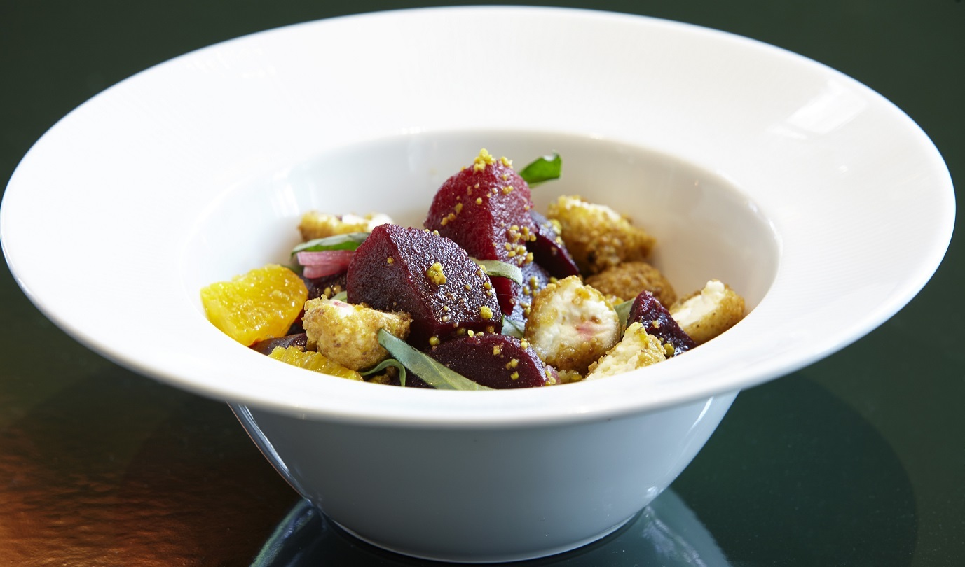 Ensalada de remolacha con queso de cabra envuelta en pistacho persa