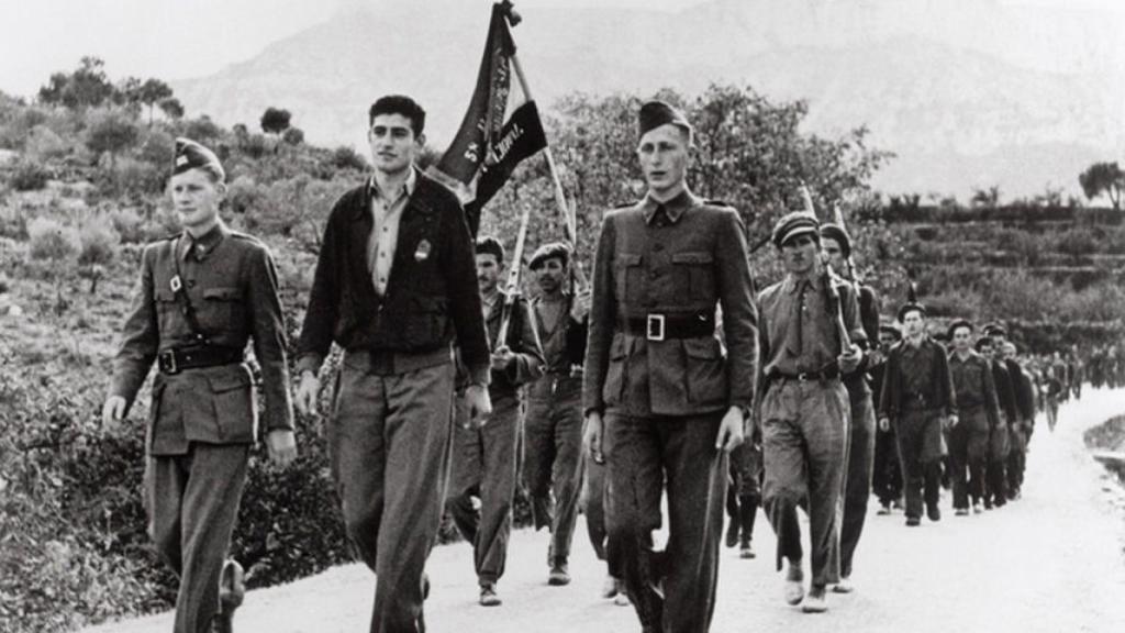 Miembros del Batallón Lincoln, durante el desfile de despedida de las Brigadas Internacionales.