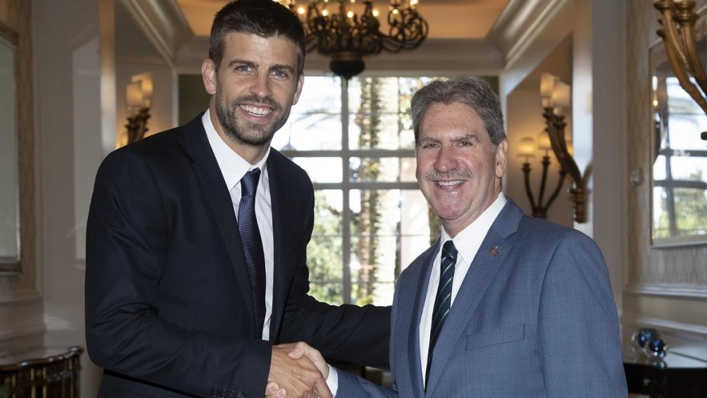 Gerard Piqué con David Haggerty, presidente de la ITF.