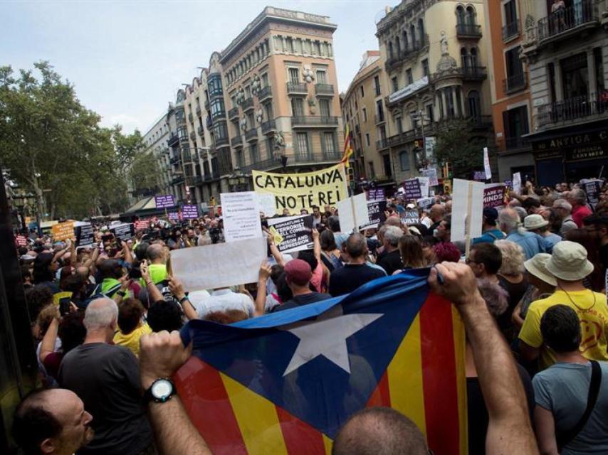 La marcha silenciosa de los CDR pretendía homenajear a las víctimas de los atentados 17A pero se ha convertido en una protesta por la presencia de los Reyes.