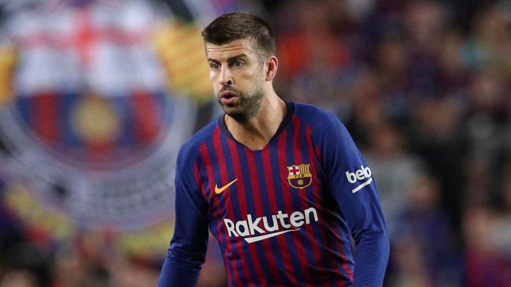 Gerard Piqué, controlando el balón