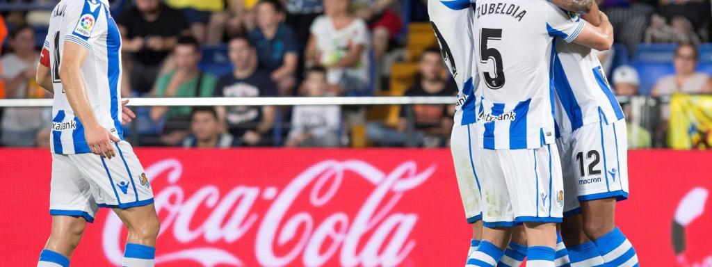 El delantero brasileño de la Real Sociedad Willian José celebra con sus compañeros su gol