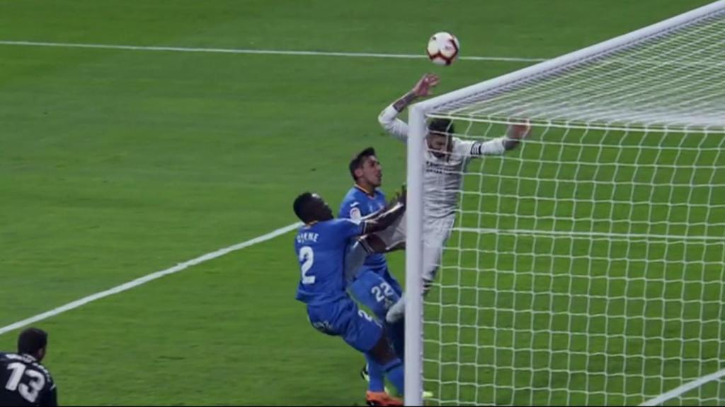 Penalti a Sergio Ramos no pitado por una jugada anulada por el VAR