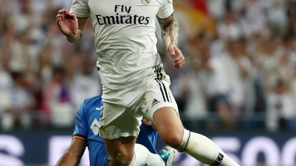 Toni Kroos recibe una entrada de un jugador del Getafe