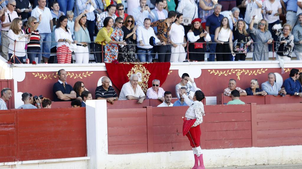 Victoria Federica recogiendo una montera desde el coso en una imagen de archivo.