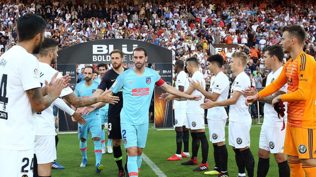 El Valencia haciéndole el pasillo al Atleti. Foto: atleticodemadrid.com
