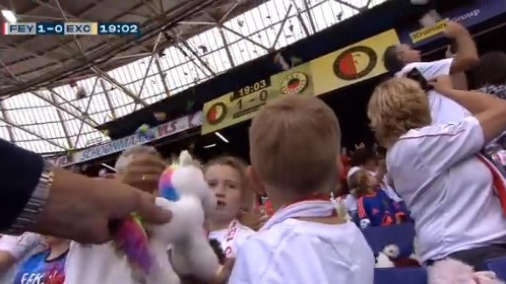 La lluvia de peliches en el estadio del Feyenoord.