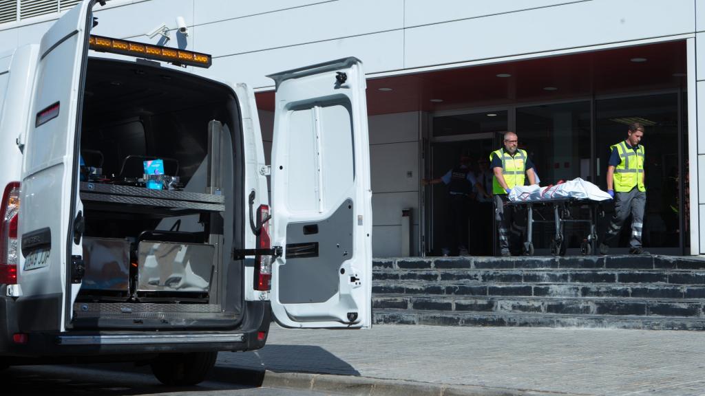 Traslado del cuerpo del agresor de la comisaría de Cornellà.