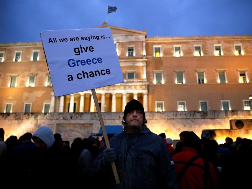 Un ciudadano en una manifestación en Grecia.